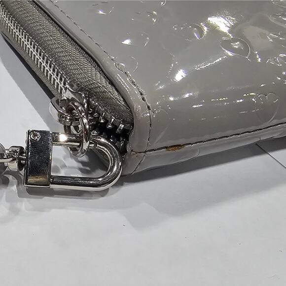 Betsey Johnson Gray Heart Embossed Wristlet / Wallet - Picture 12 of 13